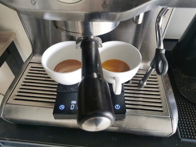 Portafilter brewing into two cups at the same time