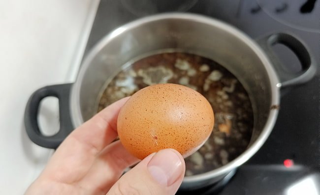 Holding egg for egg coffee
