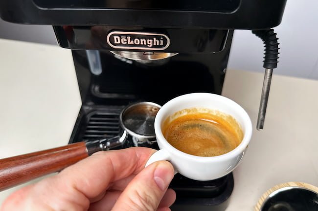 espresso shot pulled with delonghi 